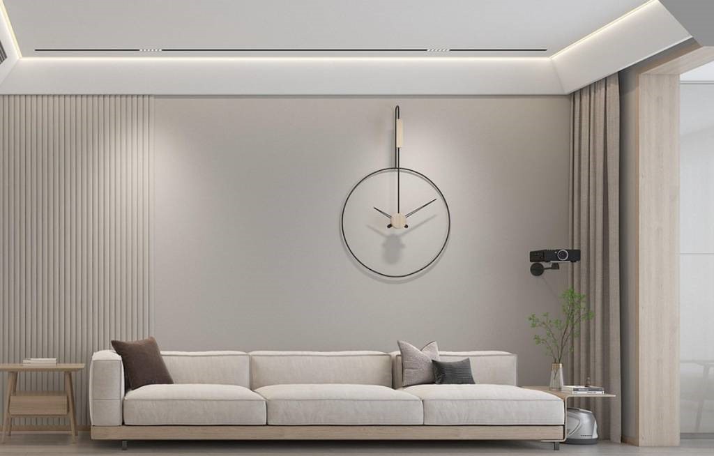 nymålad vägg bakom en soffa